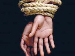 8名女性中有5名分别被绑架
