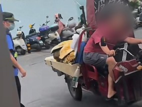 南宁一摊贩驾车“漂移”甩开城管扬长而去？当地城管局：不提倡追赶行为，存在安全隐患