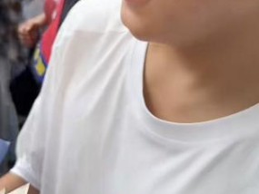 江西一高考生将妈妈遗照贴在衣服上参加高考，结束后拿着花直奔妈妈墓地悼念