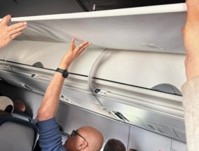 美一波音客机飞行途中天花板掉落乘客被迫伸手臂托住