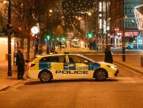 伦敦市中心新年前夜的“砍刀大战”导致一名男子伤势严重，警方正在追捕袭击者