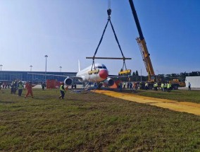 福州机场开展残损航空器搬移实战演练，真机上阵