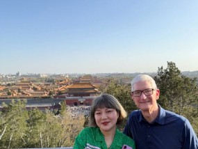 苹果CEO库克再访北京爬景山(多图)