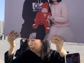 江西景德镇一家三口被撞身亡案一审开庭，失独老人怀抱儿孙遗照进法院
