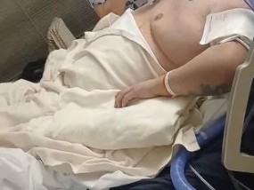 一名护士被摄像机拍到在病人床边“精神错乱”，因此被解雇