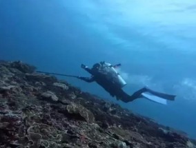 30岁中国女游客在印尼潜水寻找GoPro时溺亡，生前曾与水下暗流搏斗