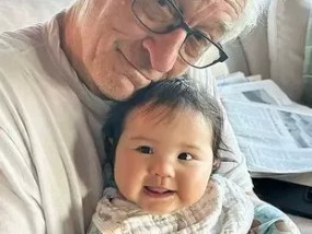 81岁的罗伯特·德尼罗（Robert De Niro）罕见地讲述了他作为一个蹒跚学步的孩子的父母的生活