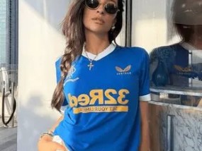 好莱坞明星向3500万粉丝分享身穿苏格兰足球衫的性感照片