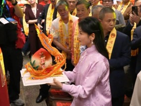 演员刘涛为妈祖献寿桃