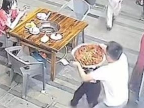 正端着滚烫油锅，2幼童冲了过来！成都火锅店老板下意识将油锅倒向自己：得亏是我端的