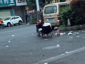 都想对方结账，东莞两男子路边装睡，被尿憋醒的买了单！店家：从凌晨4点耗到7点