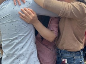 长得太像了！湖南小伙被拐30年回家，和妈妈相拥而泣，母子俩相貌惊人一致