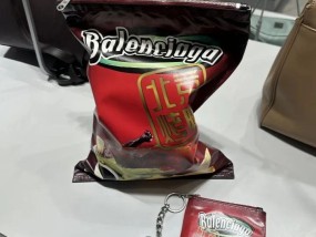 巴黎世家推出“北京烤鸭包”，售价15500元！店员称卖得特别好，没什么库存了！