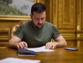 乌克兰总统签署法令延长战时状态和总动员令90天