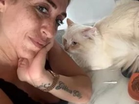 “我的猫和我一样有通灵能力——我们预计2025年王室成员将怀孕。”