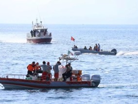 贝叶斯超级游艇，其中七人死亡，将从海底打捞上来