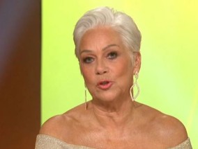 Loose Women的丹尼斯·韦尔奇（Denise Welch）在直播中表达了情感上的敬意，忍住了眼泪