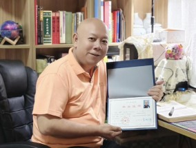 长沙56岁保洁大叔自学国际经济两年半获文凭：内心平静，还想继续考大学读本科
