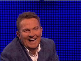 英国独立电视台The Chase的布拉德利·沃尔什（Bradley Walsh）将他称为“双胞胎”，因为他在银幕外也有关系