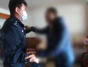 派出所里男子叫板民警：“不要拦我！”