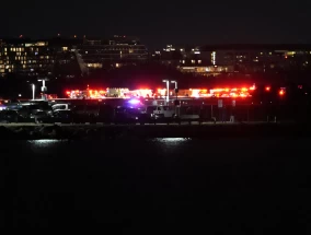 突发新闻：政治，商业和航空安全与美国航空公司事件相交