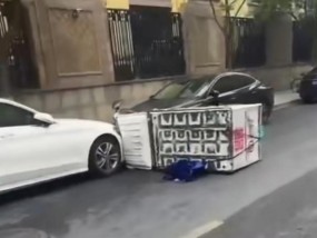 大风天被砸坏的车，保险能陪吗？