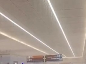 T5航站楼漏水变“水帘洞”？西安机场致歉：排水系统被冰雹堵塞，雨水翻过排水槽渗进楼内
