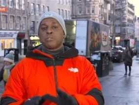 ITV GMB的安迪·彼得斯在直播中“感动”，泪流满面