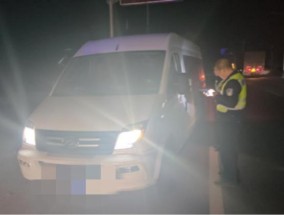 面包车爆改“上下铺”装了10个人？司机被刑拘
