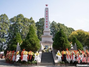 清明，陈祥榕烈士画像前，摆满了鲜花和他爱吃的橘子