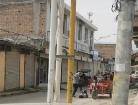 西安当地回应一男子当街踢打妻子：男子已被拘留，警方妇联街道多方介入