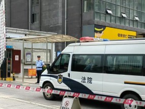 今日二审宣判！押送李铁的警车已进入法院