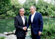 王毅在北京会见拉夫罗夫，两人都没打领带