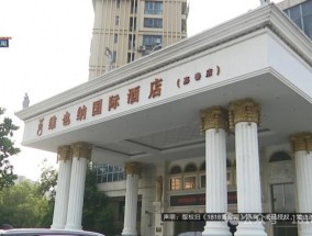 住高级大床房，看着电视头被砸了，住客：石膏条坏了
