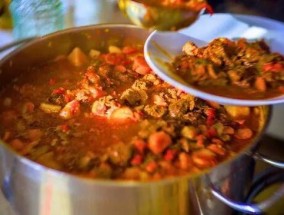 杰米·奥利弗的“冬暖夏凉”炖牛肉食谱只需要10分钟就能做好