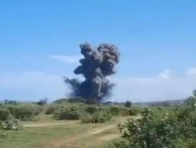 印尼销毁过期弹药发生爆炸致13人遇难，爆炸时民众搜寻金属碎片