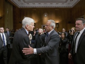 参议员比尔·卡西迪（Bill Cassidy）在与小肯尼迪（RFK Jr.）的听证会上努力解决共和党的忠诚和医疗观点。