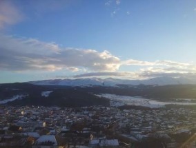 在男性救生员禁止女性在场的情况下，10岁女孩在游泳池溺亡