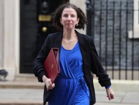 首相发誓要逐行审查援助预算，因为对削减60亿英镑的愤怒与日俱增