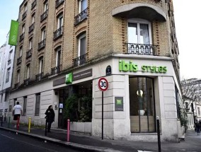 少年学生从巴黎酒店窗户“投掷新生儿致死”，这是重大举动