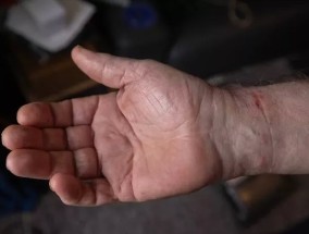 绝望的74岁退休老人，试图寻找“失踪”的妻子，并被铐上警车