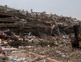 “一家五口只有两个孩子生还”，儿童玩具散落在缅甸大地震废墟中