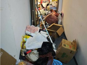 臭到离谱!独居老人疯狂囤垃圾，3600万豪宅变垃圾场，邻居被迫卖房